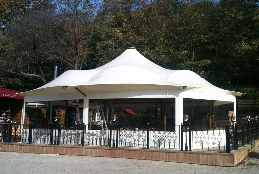 Beyaz brandadan çok kenarlı şeffaf camlı kış bahçesi