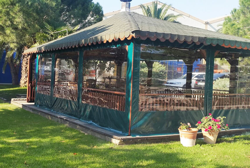 Çimlerin içinde sıcaktan ve soğuktan koruyan yeşil kış bahçesi